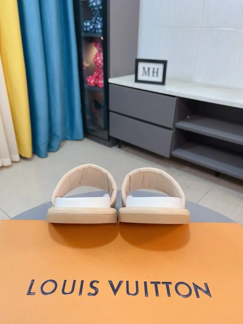 Ex-factory price 360🌹🌹 (lv-Louis Vuitton) New men's slippers, high-end boutique, exquisite embossed logo decoration on the upper, fine workmanship, super soft soles, casual, loose and comfortable, a must-have in summer! \nsize：38-44